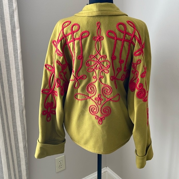Linda Ellard for Ellen Tracy Jackets & Blazers - Lina Ellard for Ellen Tracy short jacket with detail in size petite